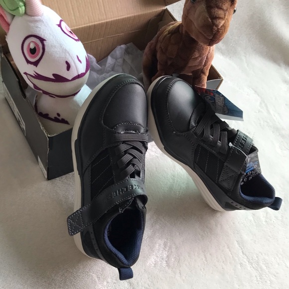 Skechers boys sneakers. New in box. Size 2 - Picture 4 of 7